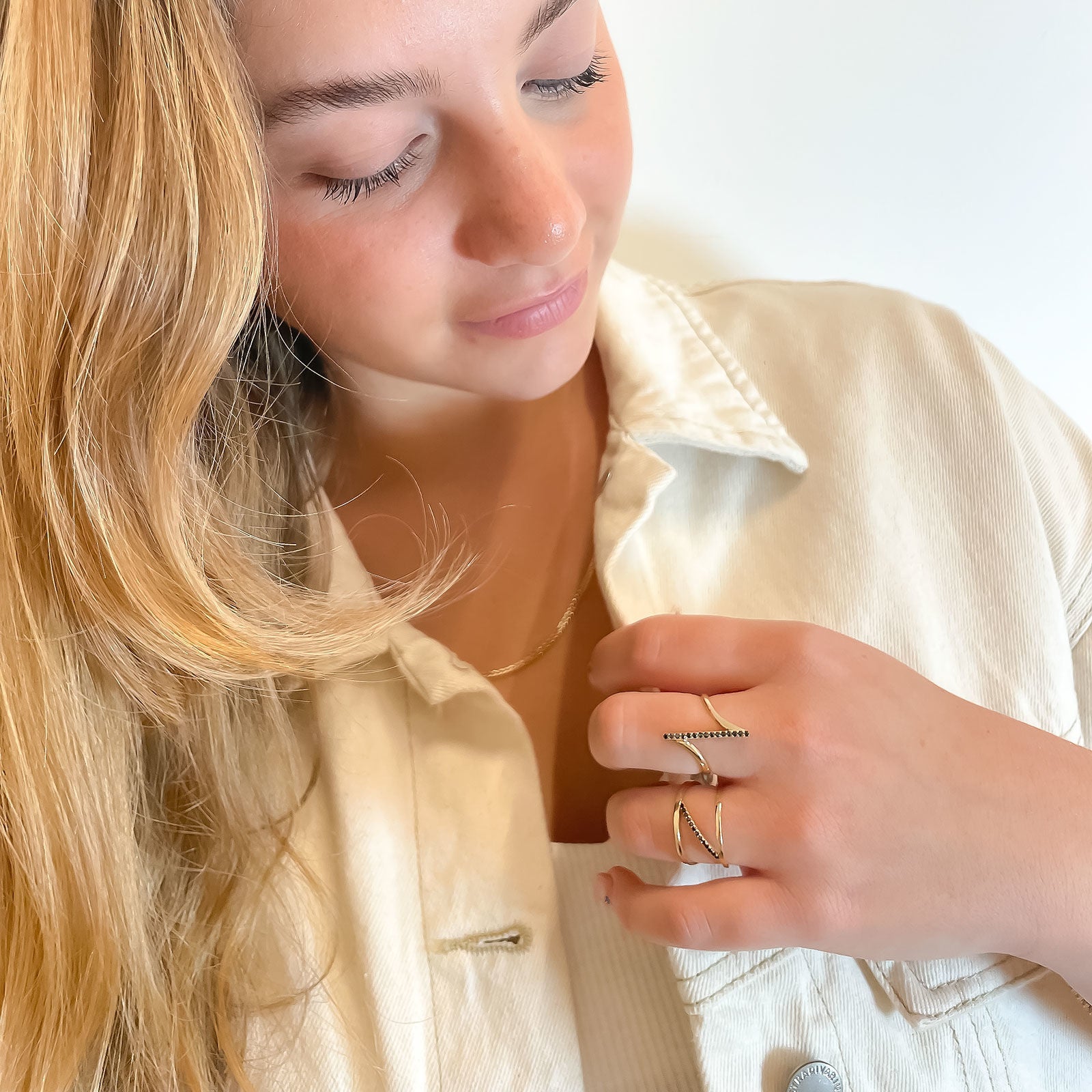 טבעת לנשים מזהב צהוב 14 קראט - בלן שחורה טבעת לנשים מזהב צהוב 14 קראט - בלן שחורה