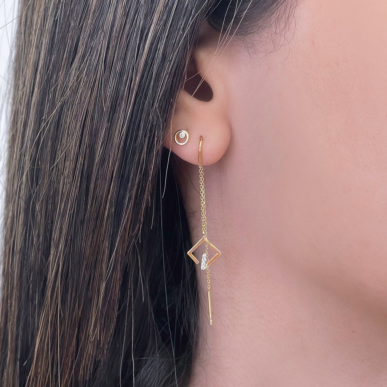 עגילים צמודים מזהב צהוב 14 קראט - אמה עגילים צמודים מזהב צהוב 14 קראט - אמה