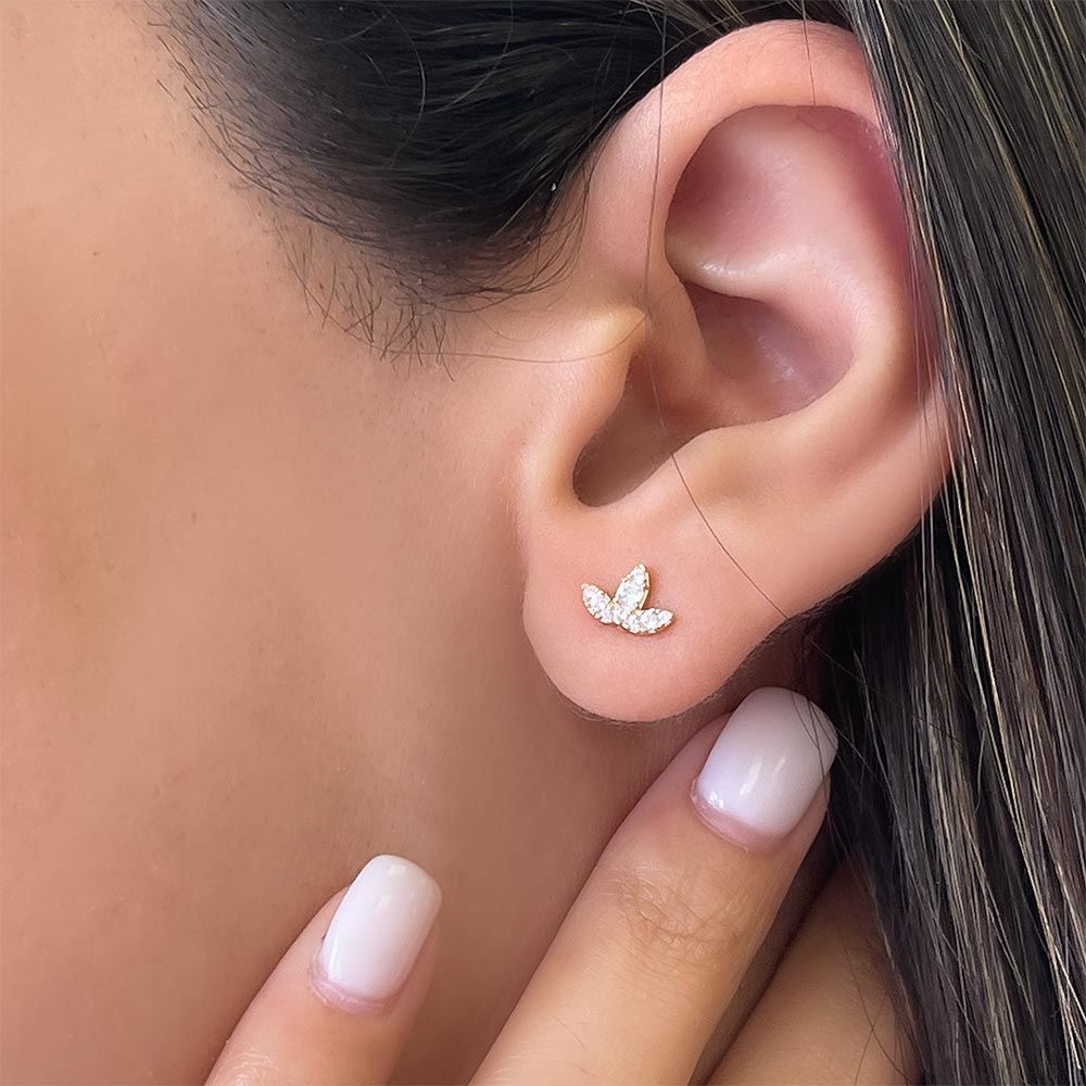 עגילים צמודים מזהב צהוב 14 קראט - פרח ניקה עגילים צמודים מזהב צהוב 14 קראט - פרח ניקה