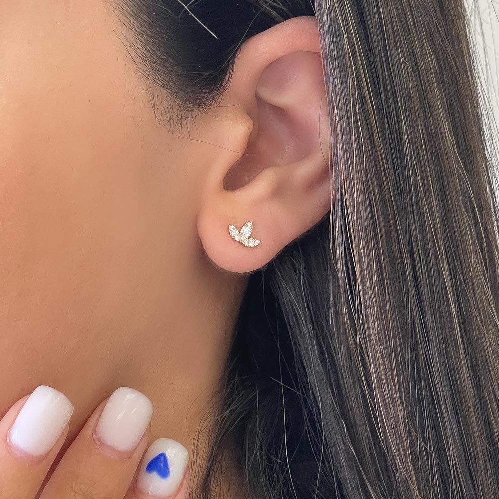 עגילים צמודים מזהב צהוב 14 קראט - פרח ניקה עגילים צמודים מזהב צהוב 14 קראט - פרח ניקה