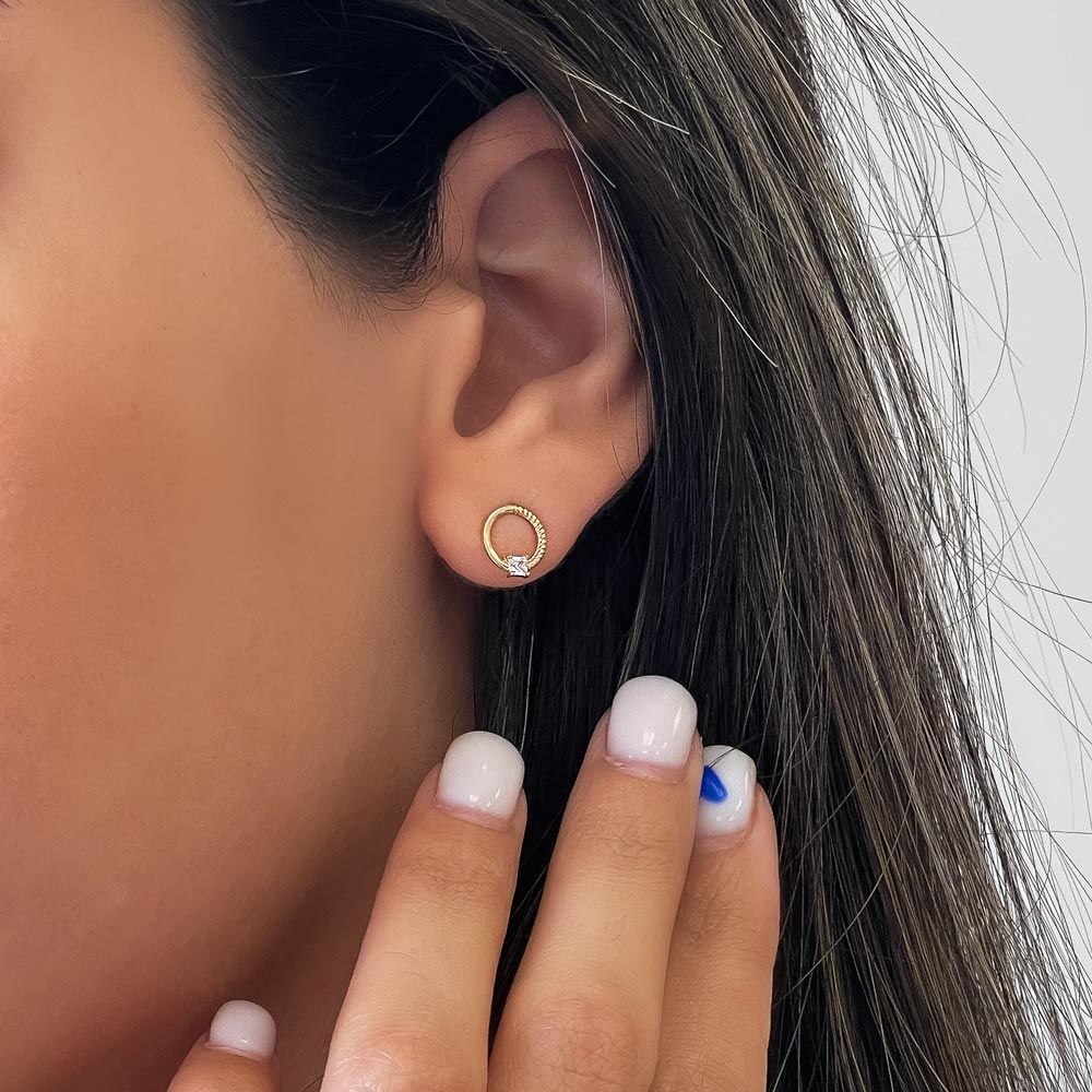 עגילים צמודים מזהב צהוב 14 קראט - בראון עגילים צמודים מזהב צהוב 14 קראט - בראון