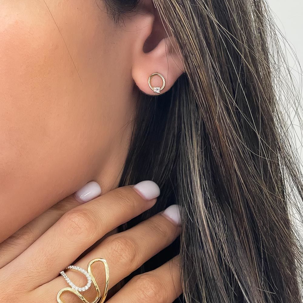 עגילים צמודים מזהב צהוב 14 קראט - בראון עגילים צמודים מזהב צהוב 14 קראט - בראון