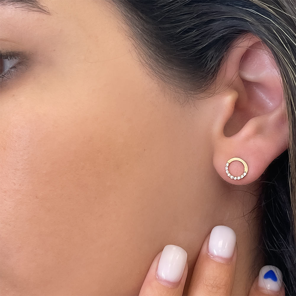 עגילים צמודים מזהב צהוב 14 קראט - מעגל החיים מנצנץ עגילים צמודים מזהב צהוב 14 קראט - מעגל החיים מנצנץ