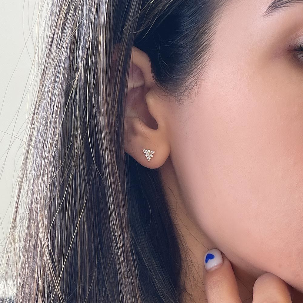 עגילים צמודים מזהב צהוב 14 קראט - פרח מורגן עגילים צמודים מזהב צהוב 14 קראט - פרח מורגן