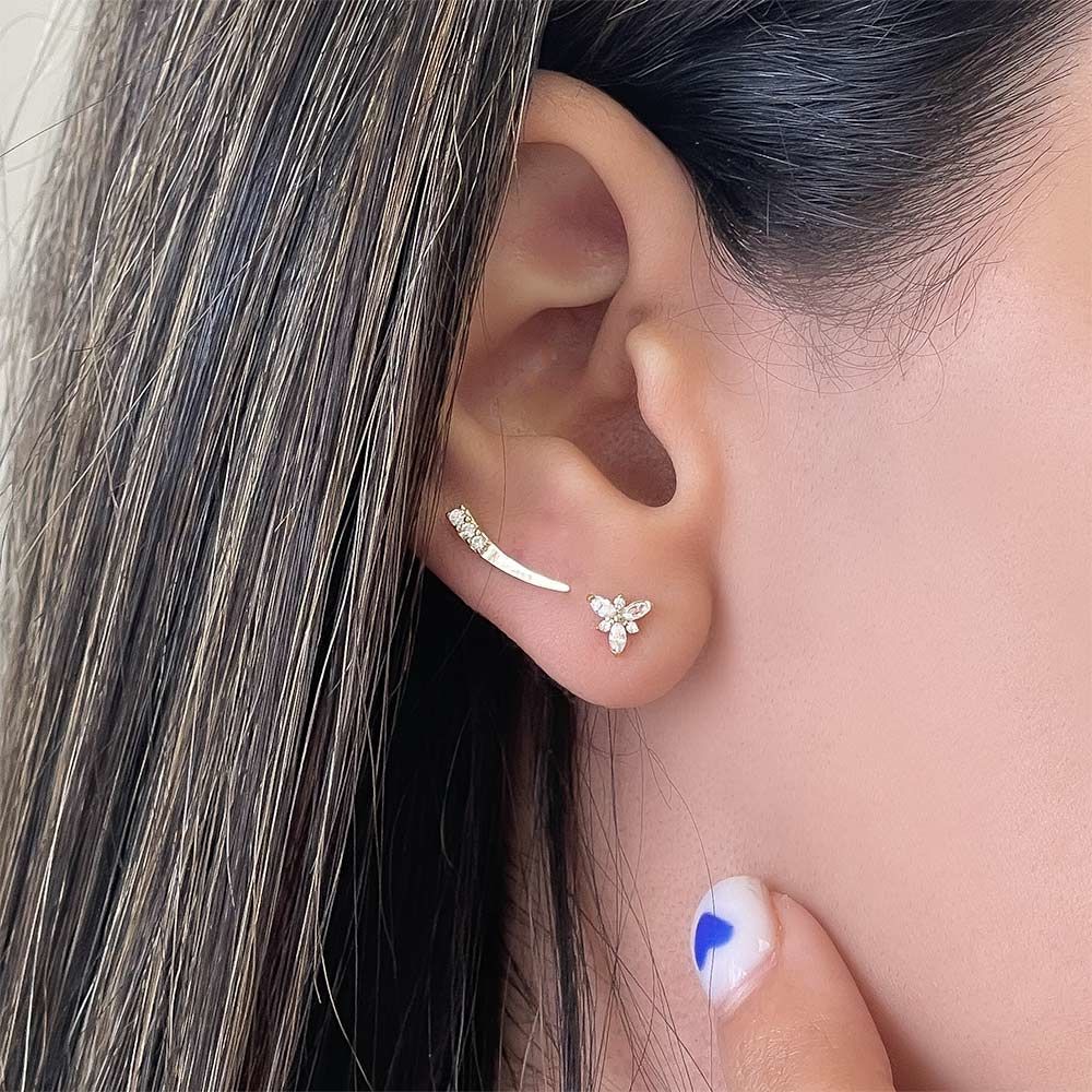 עגילים צמודים מזהב צהוב 14 קראט - פרח מורגן עגילים צמודים מזהב צהוב 14 קראט - פרח מורגן