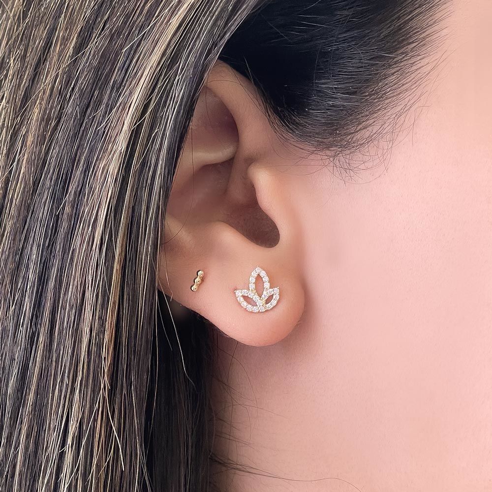 עגילים צמודים מזהב צהוב 14 קראט - לוטוס מנצנץ עגילים צמודים מזהב צהוב 14 קראט - לוטוס מנצנץ