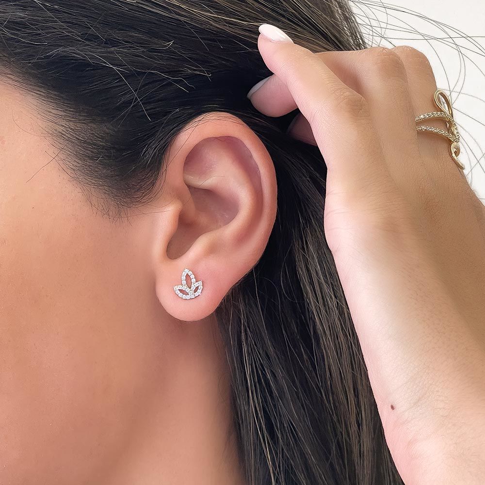 עגילים צמודים מזהב צהוב 14 קראט - לוטוס מנצנץ עגילים צמודים מזהב צהוב 14 קראט - לוטוס מנצנץ