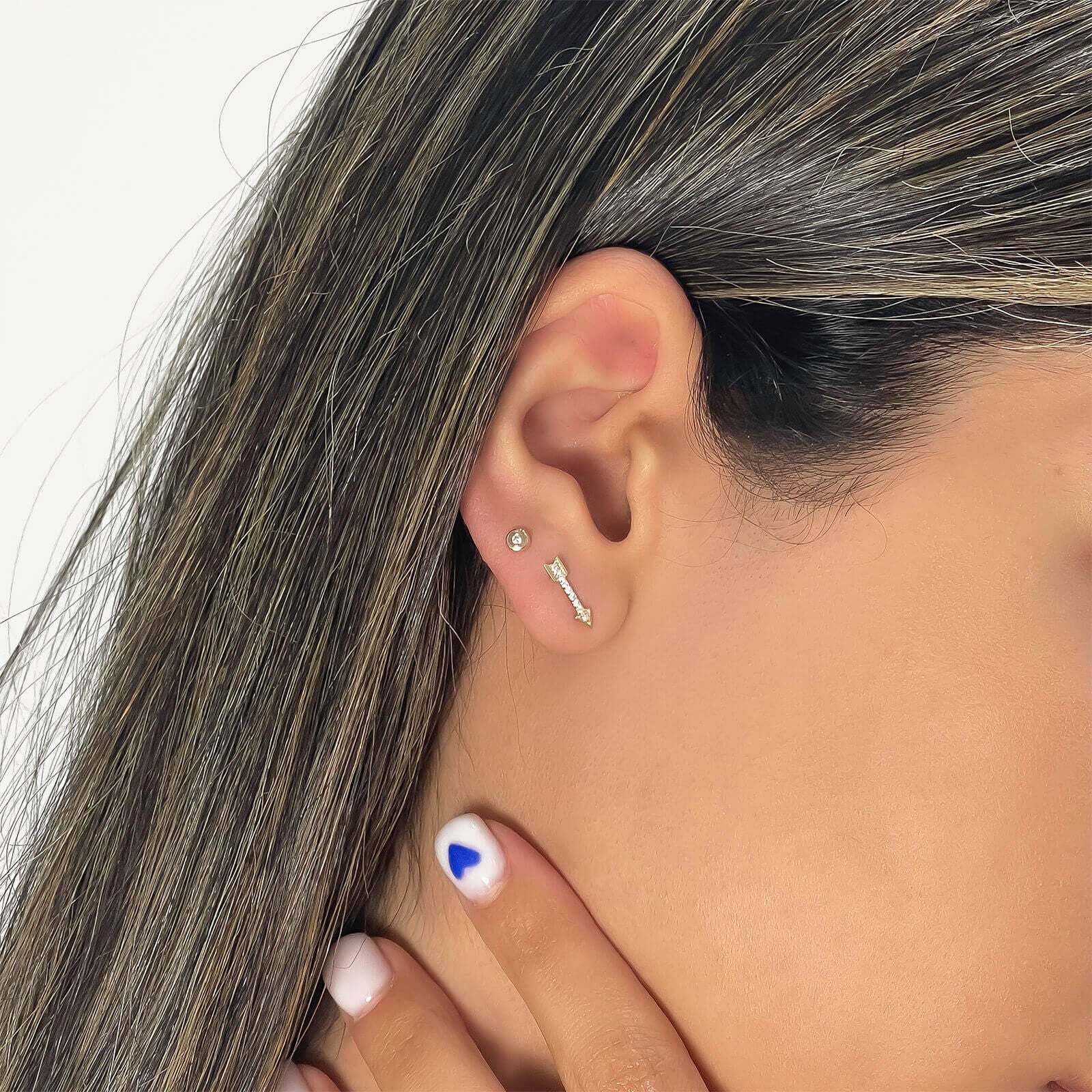 עגילים צמודים מזהב צהוב 14 קראט - חץ מנצנץ עגילים צמודים מזהב צהוב 14 קראט - חץ מנצנץ