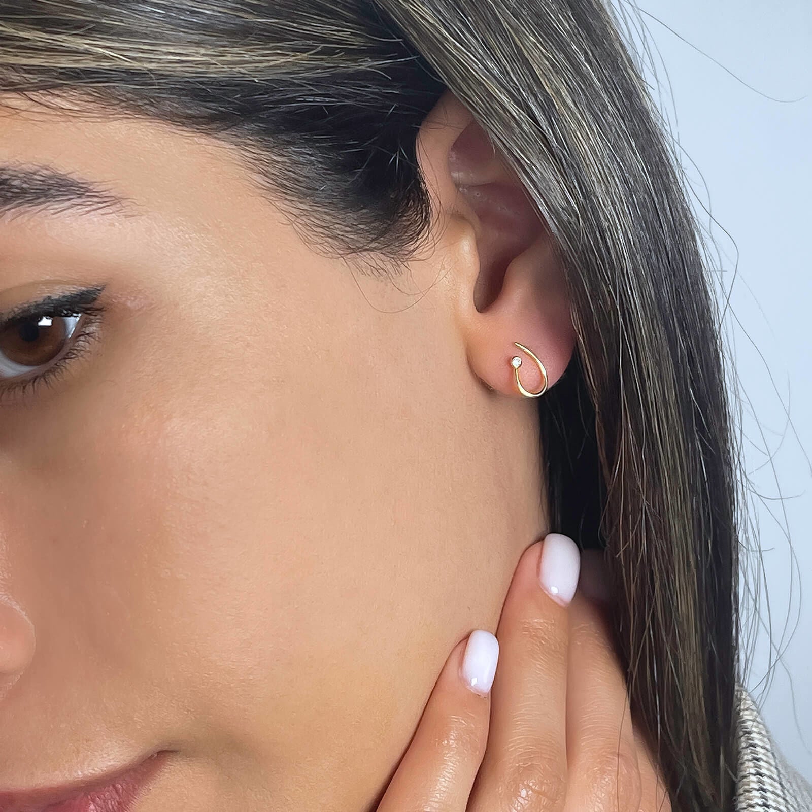 עגילים צמודים מזהב צהוב 14 קראט - ביילה עגילים צמודים מזהב צהוב 14 קראט - ביילה