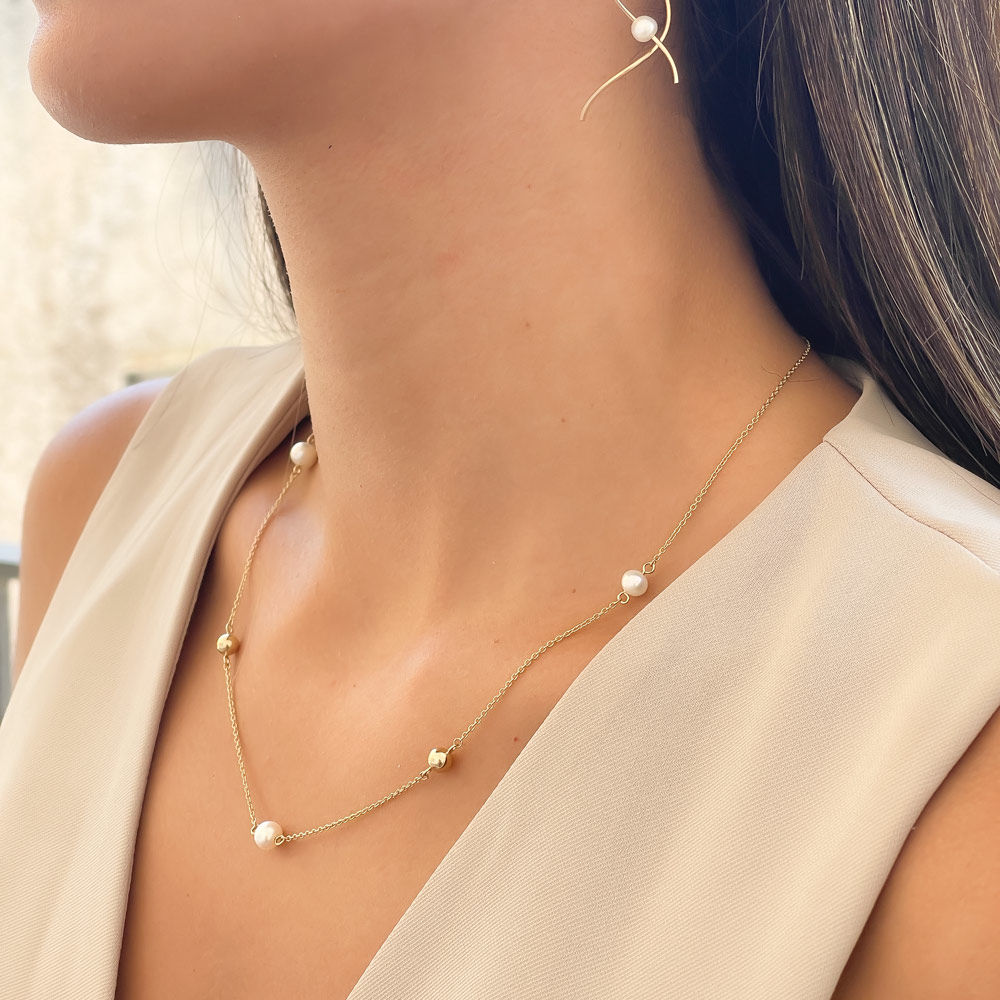 תליון ושרשרת מזהב צהוב 14 קראט - פנינים וכדורי זהב תליון ושרשרת מזהב צהוב 14 קראט - פנינים וכדורי זהב