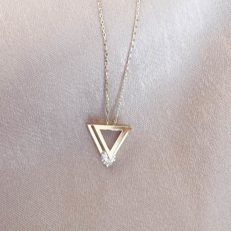 תליון ושרשרת מזהב צהוב 14 קראט - משולשים עם זירקון תליון ושרשרת מזהב צהוב 14 קראט - משולשים עם זירקון