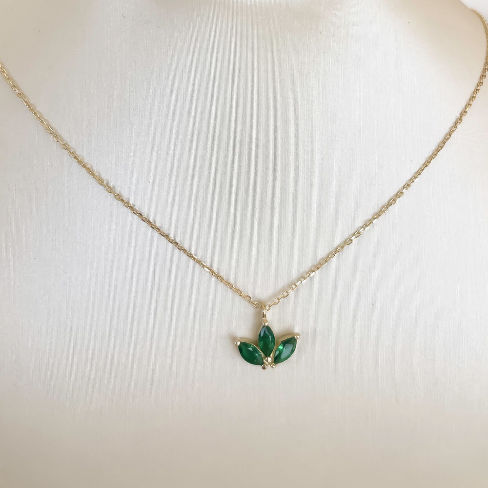 תליון ושרשרת מזהב צהוב 14 קראט - לוטוס ירוק תליון ושרשרת מזהב צהוב 14 קראט - לוטוס ירוק