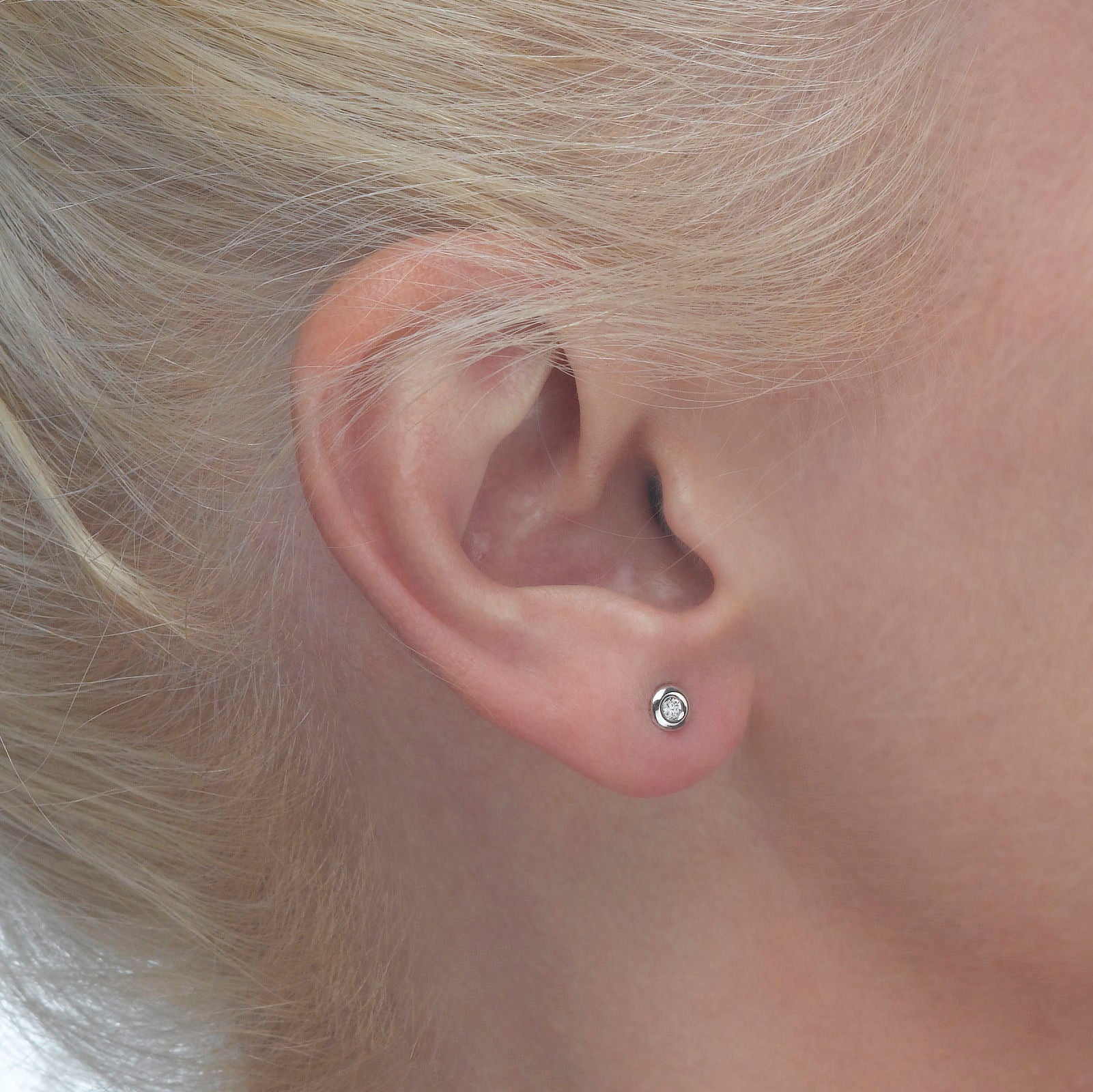 עגילים צמודים מזהב לבן 14 קראט - עיגול יפעה - גדול עגילים צמודים מזהב לבן 14 קראט - עיגול יפעה - גדול