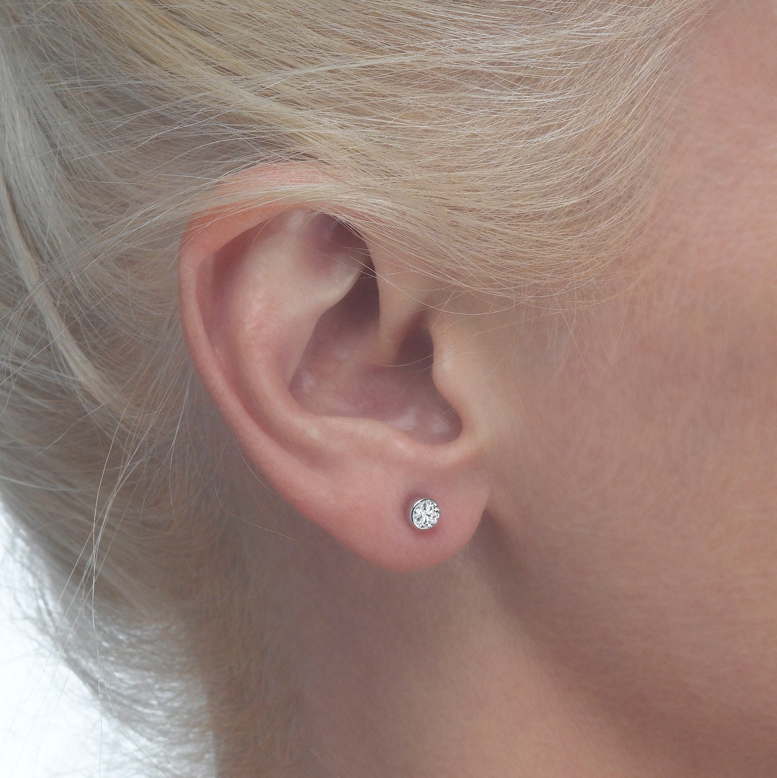 עגילים צמודים מזהב לבן 14 קראט - עיגול קסם לבן עגילים צמודים מזהב לבן 14 קראט - עיגול קסם לבן