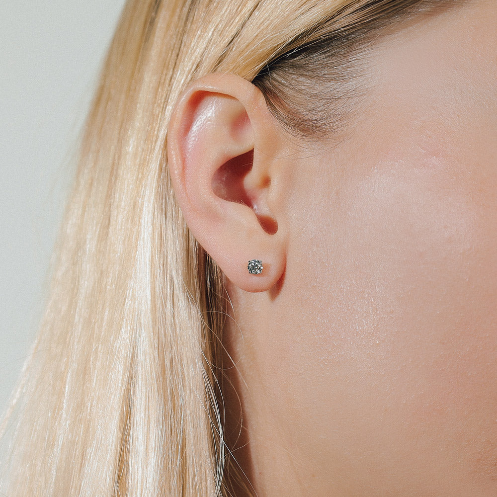 עגילי יהלומי מעבדה מזהב לבן 14K - עגול בריליאנט 0.5 קראט עגילי יהלומי מעבדה מזהב לבן 14K - עגול בריליאנט 0.5 קראט