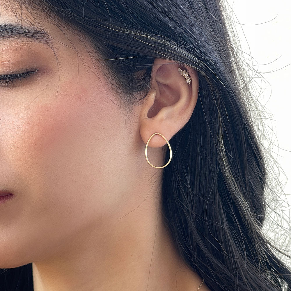 עגילים לאישה מזהב צהוב 14 קראט - טיפה דקה גדולה עגילים לאישה מזהב צהוב 14 קראט - טיפה דקה גדולה