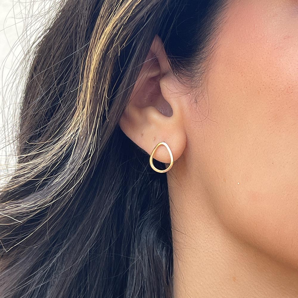 עגילים צמודים לאישה מזהב צהוב 14 קראט - טיפה ווילי עגילים צמודים לאישה מזהב צהוב 14 קראט - טיפה ווילי