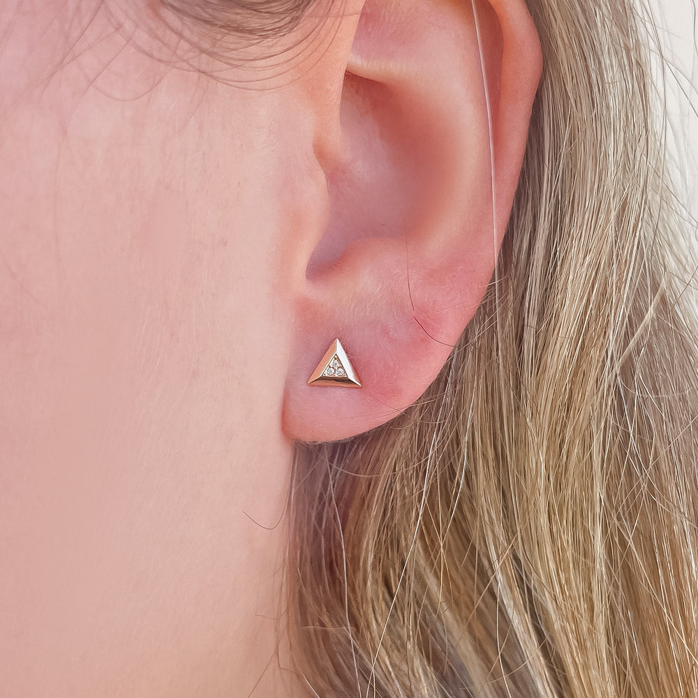 עגילים צמודים מזהב צהוב 14 קראט - משולש מלכותי עגילים צמודים מזהב צהוב 14 קראט - משולש מלכותי