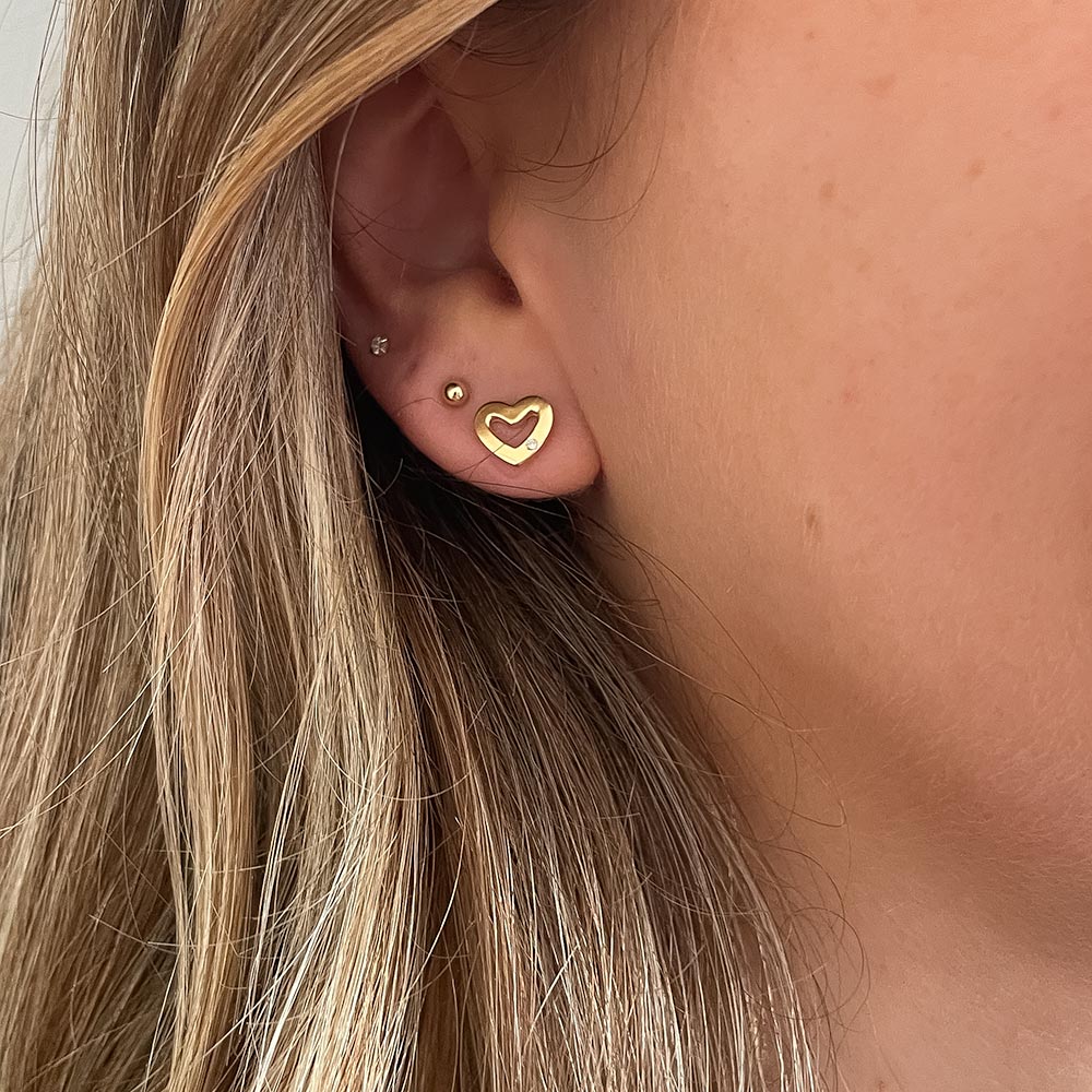 עגילי יהלומים צמודים מזהב צהוב 14 קראט - לב אמיקה עגילי יהלומים צמודים מזהב צהוב 14 קראט - לב אמיקה