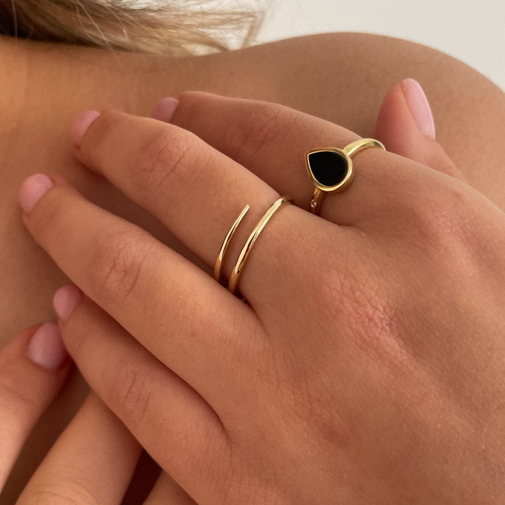 טבעת אוניקס ויהלום מזהב צהוב 14 קראט - טיפת ראדלי טבעת אוניקס ויהלום מזהב צהוב 14 קראט - טיפת ראדלי