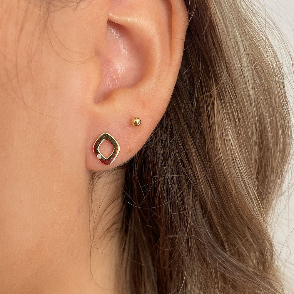 עגילי יהלומים צמודים מזהב צהוב 14 קראט - מעוין מיילס עגילי יהלומים צמודים מזהב צהוב 14 קראט - מעוין מיילס