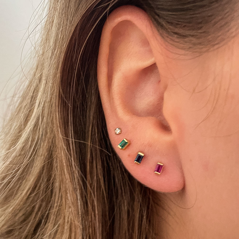 עגילים צמודים ספיר מזהב צהוב 14 קראט - ג'וי כחולים עגילים צמודים ספיר מזהב צהוב 14 קראט - ג'וי כחולים