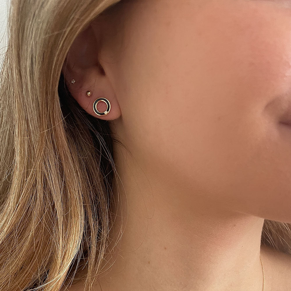 עגילי יהלומים צמודים מזהב צהוב 14 קראט - מעגל החיים סליבן עגילי יהלומים צמודים מזהב צהוב 14 קראט - מעגל החיים סליבן