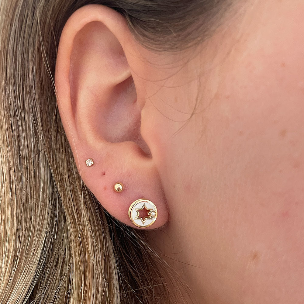 עגילי יהלומים צמודים מזהב צהוב 14 קראט - מגן דוד פנטזיה עגילי יהלומים צמודים מזהב צהוב 14 קראט - מגן דוד פנטזיה