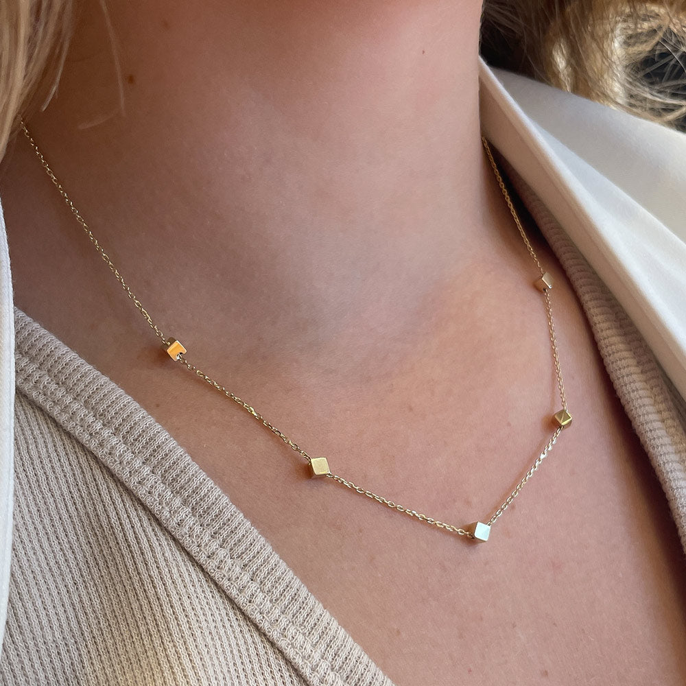 תליון ושרשרת מזהב צהוב 14 קראט - קוביות הזהב תליון ושרשרת מזהב צהוב 14 קראט - קוביות הזהב