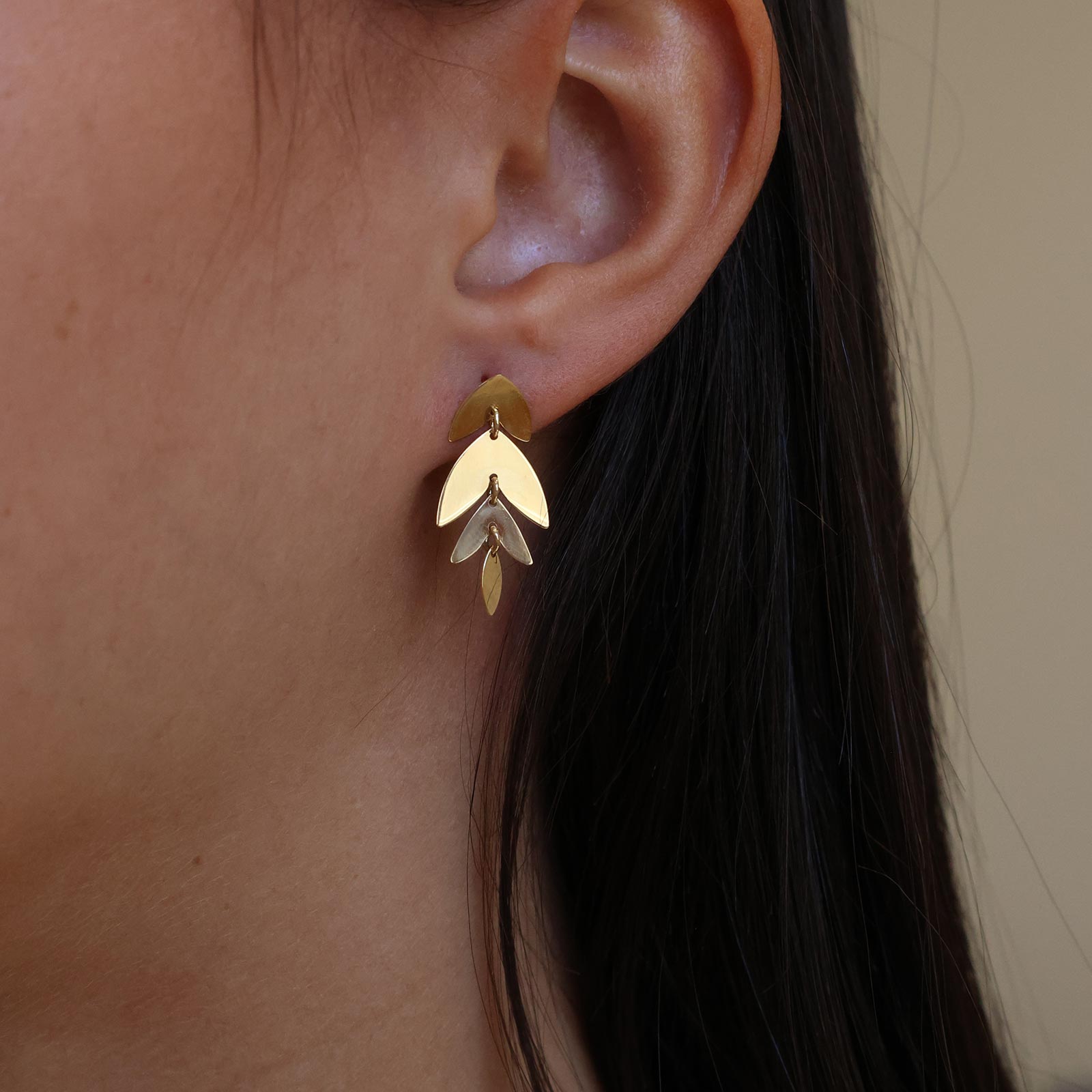 עגילים לאישה מזהב צהוב 14 קראט - עלה בילי עגילים לאישה מזהב צהוב 14 קראט - עלה בילי