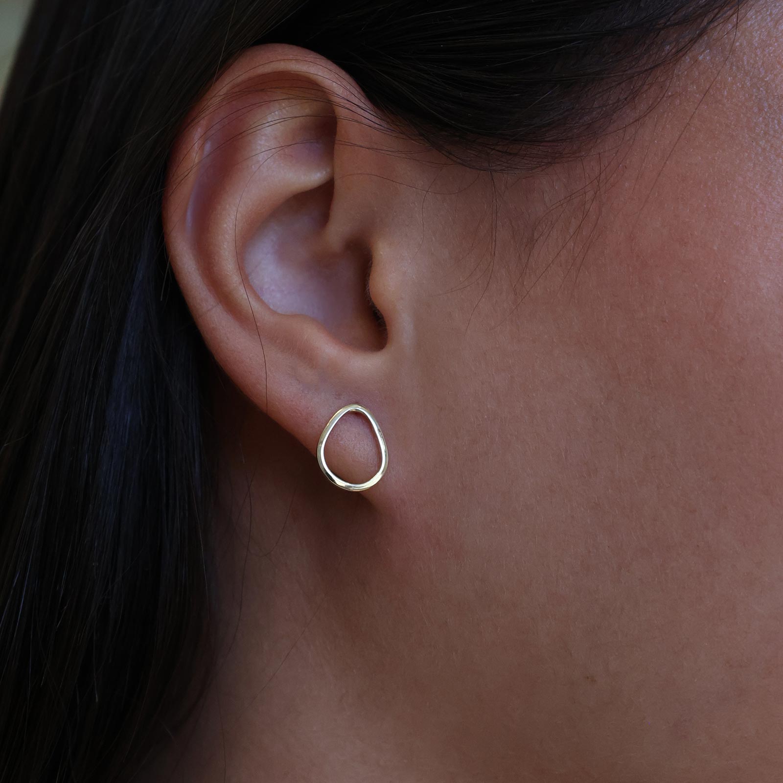 עגילים צמודים לאישה מזהב צהוב 14 קראט - טיפה ווילי עגילים צמודים לאישה מזהב צהוב 14 קראט - טיפה ווילי