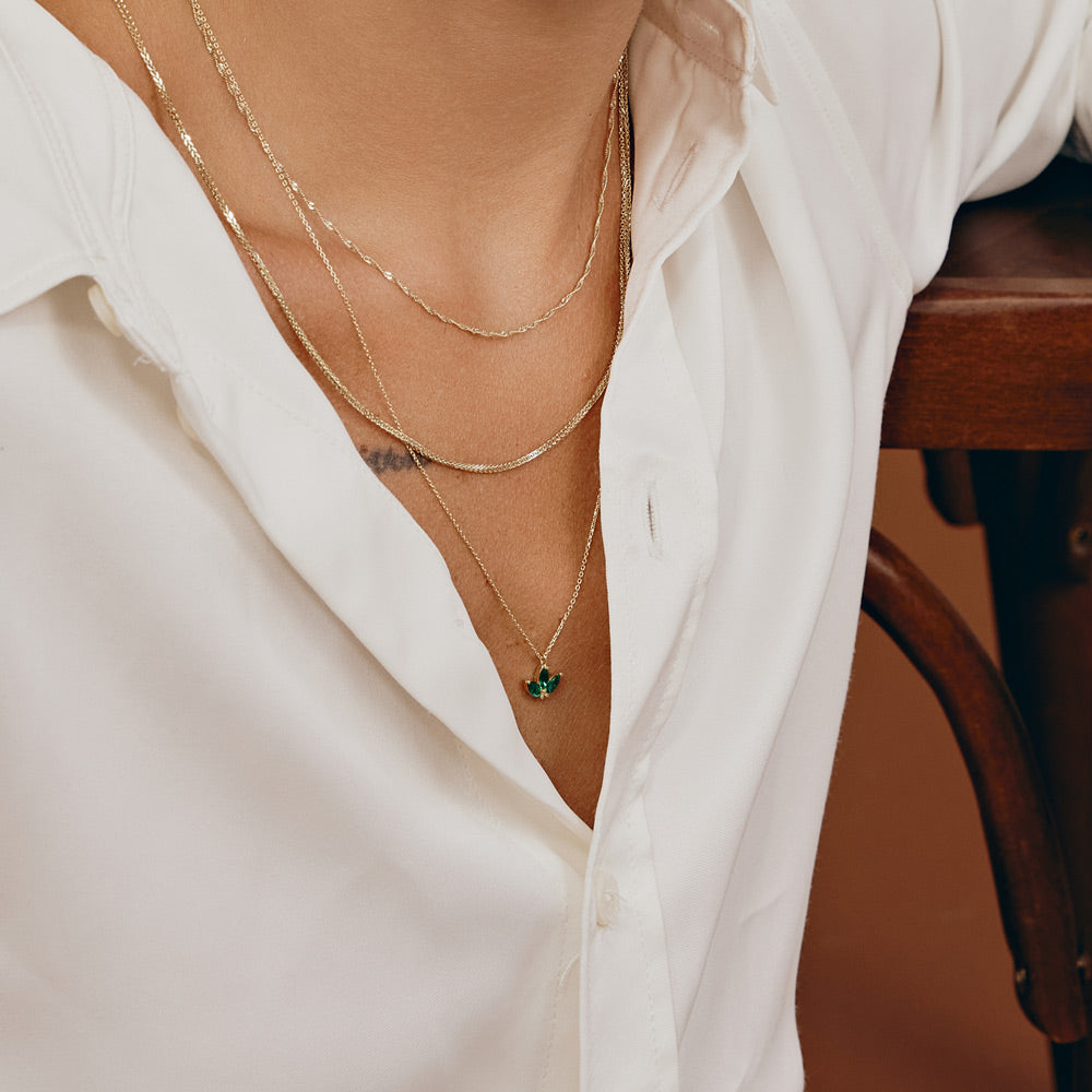 תליון ושרשרת מזהב צהוב 14 קראט - לוטוס ירוק תליון ושרשרת מזהב צהוב 14 קראט - לוטוס ירוק