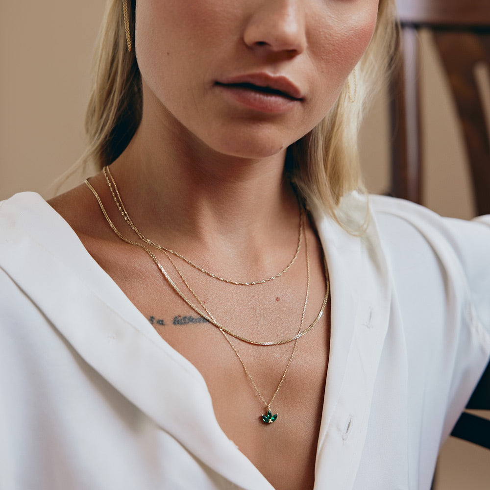 תליון ושרשרת מזהב צהוב 14 קראט - לוטוס ירוק תליון ושרשרת מזהב צהוב 14 קראט - לוטוס ירוק