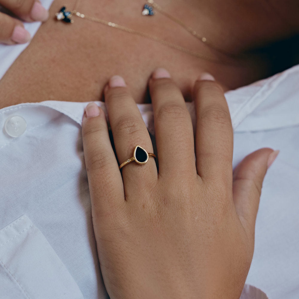 טבעת אוניקס ויהלום מזהב צהוב 14 קראט - טיפת ראדלי טבעת אוניקס ויהלום מזהב צהוב 14 קראט - טיפת ראדלי