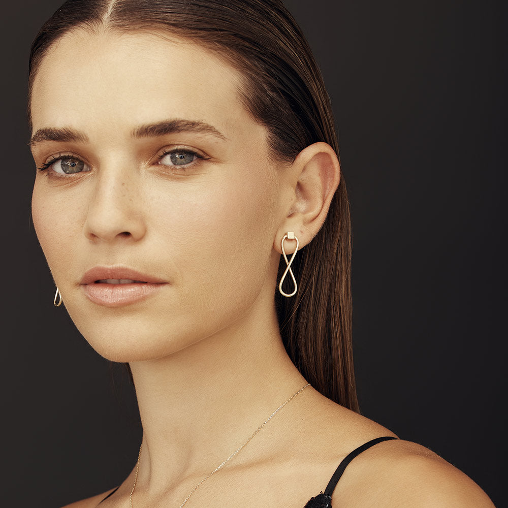 עגילים צמודים מזהב צהוב 14 קראט - אינסוף מהפנט עגילים צמודים מזהב צהוב 14 קראט - אינסוף מהפנט