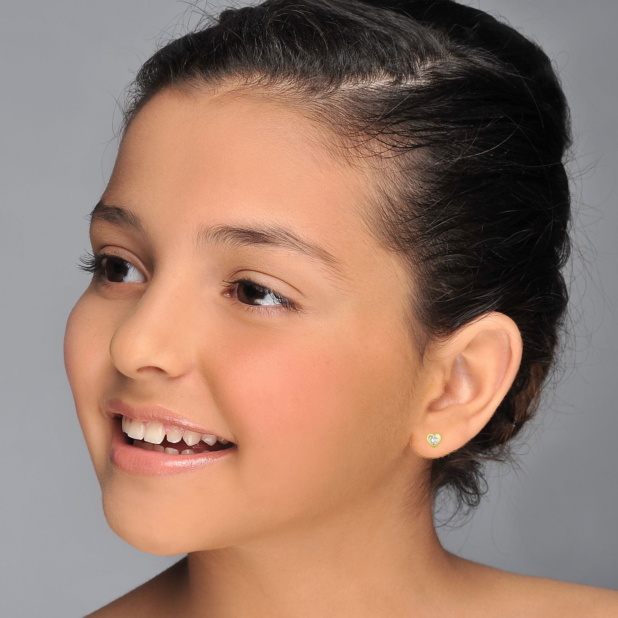 עגילים צמודים מזהב צהוב 14 קראט - לב מנצנץ