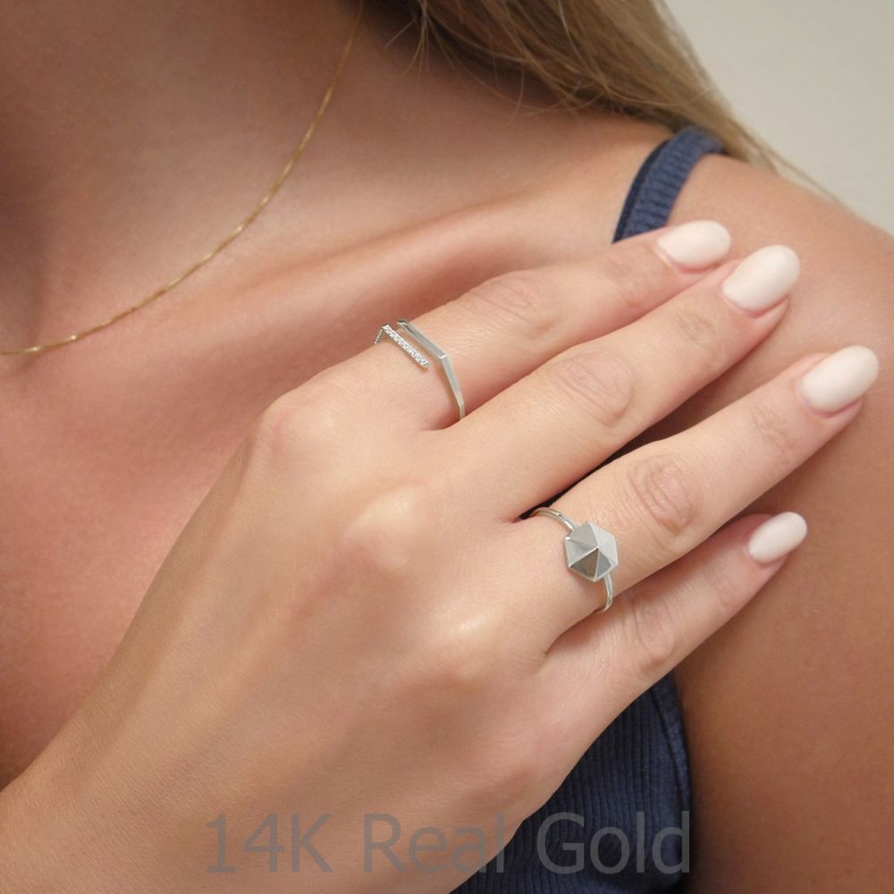 תכשיטי זהב לנשים | טבעת מזהב לבן 14 קראט - פירמידה