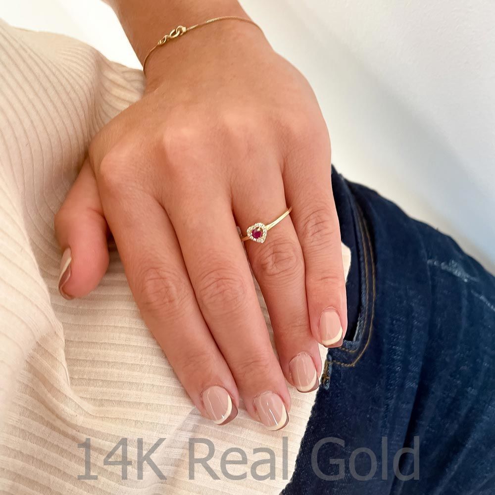 תכשיטי יהלומים | טבעת רובי ויהלומים  מזהב צהוב 14 קראט - לב רויאל